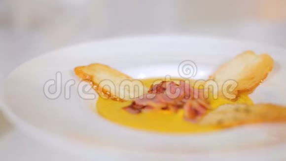 奶油汤配面包煎饼和西葫芦砂锅视频的预览图