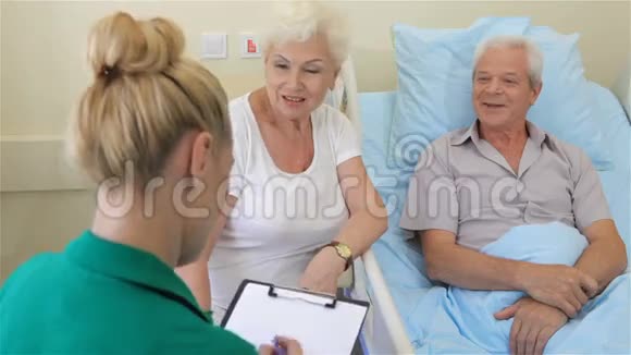 护士注意老年男性病人的健康状况视频的预览图