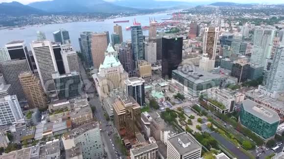 温哥华市中心金融区著名的现代化摩天大楼高楼大厦4k空中全景视频的预览图