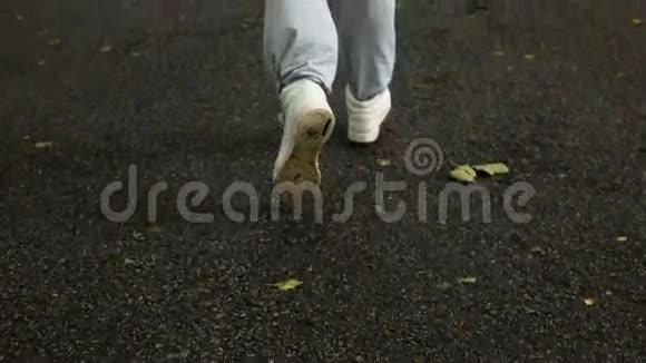 穿着运动鞋的人腿开始在沥青路上奔跑视频的预览图