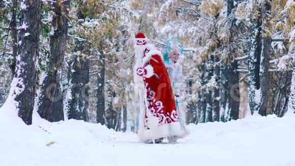 在和弗罗斯特神父玩的时候她嘲笑雪少女视频的预览图