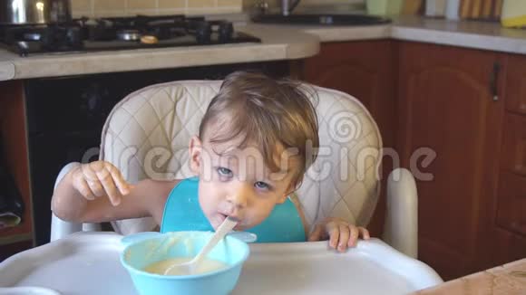 小男孩早餐吃粥视频的预览图