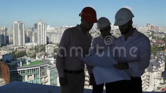 3名建筑工人对在建建筑工程进行了检查视频的预览图