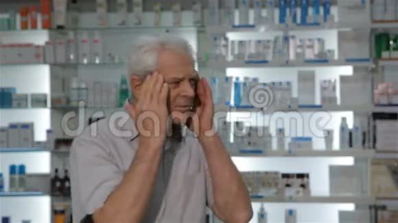 男顾客头痛来到药店视频的预览图