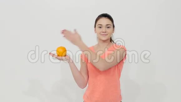 拿着橘子和苹果的女孩视频的预览图