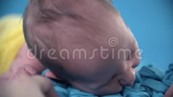 宝宝趴在肚子上把头转过来视频的预览图