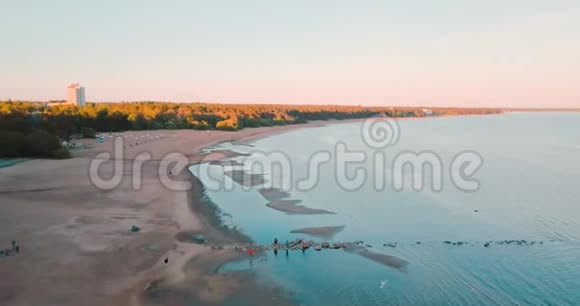 令人惊叹的海滩和大海景色蓝色的海洋暑假周末或假期上景俄罗斯景观视频的预览图