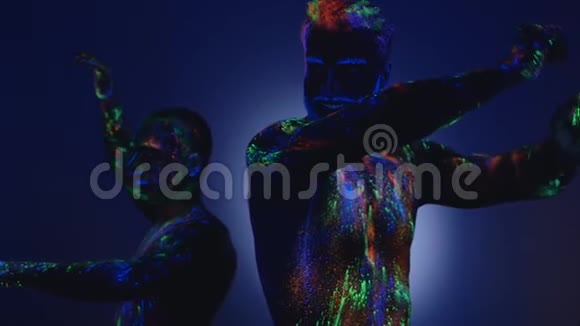 两个男人在紫外线下跳舞视频的预览图