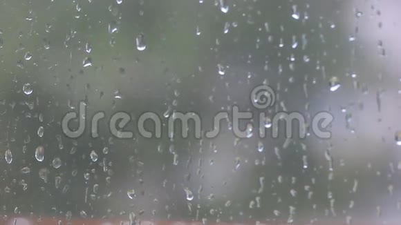 窗户上落着雨滴视频的预览图