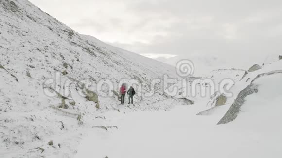 尼泊尔拉克山口的背包客海拔5100米玛纳斯鲁巡回跋涉视频的预览图