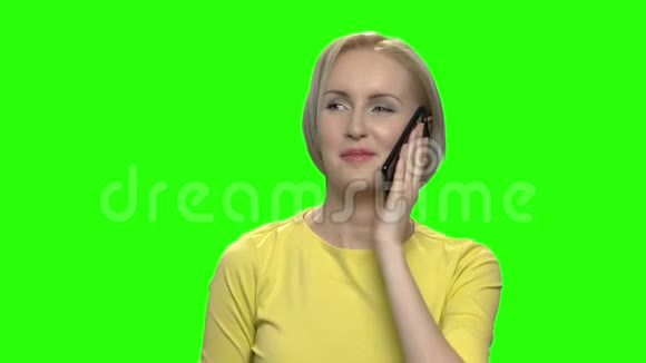 美丽的金发成熟女人在电话里说话的肖像视频的预览图