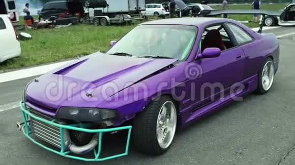 在赛道上拍摄真正的紫色豪华跑车的特写镜头视频的预览图