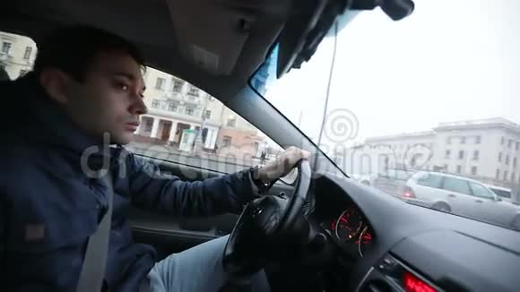 一个开车的年轻人视频的预览图