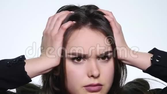 愤怒的长发女人负面摇头的肖像在白色背景下不挥手否认视频的预览图