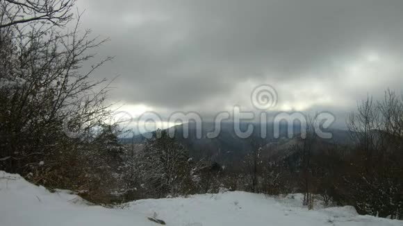 冬季景观在山上时间流逝视频的预览图