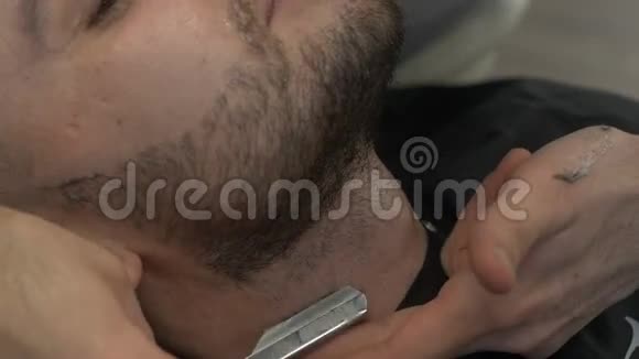 理发师的胡子给客户吹了视频的预览图
