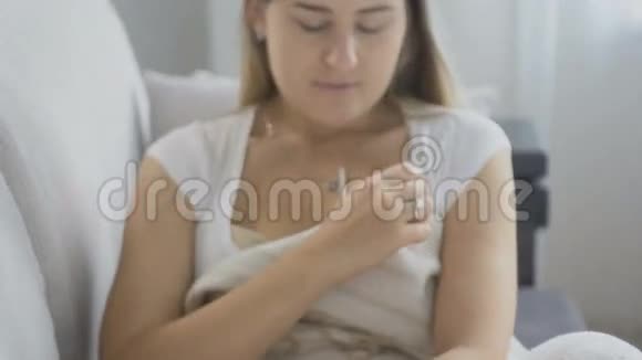 生病的女人在看温度计后测量温度和心烦意乱的肖像视频的预览图