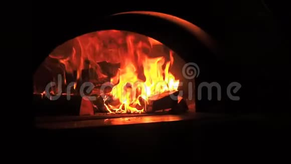 美丽的火关闭慢动作壁炉燃柴的视频剪辑柴火烧在柴火里视频的预览图