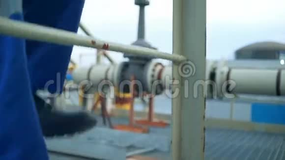 Ngineer脚爬上一家大型炼油厂的塔特写视频的预览图