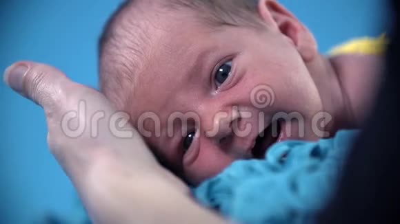 宝宝躺着时转过头来视频的预览图