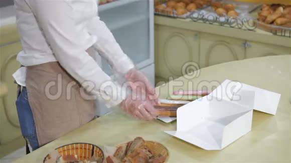 卖家在糕点店打包酿造蛋糕视频的预览图