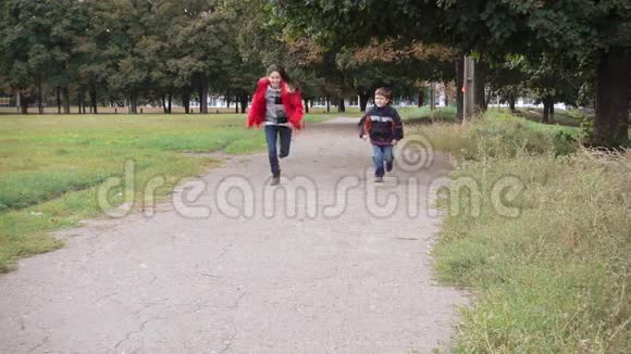 两个孩子在公园里跑步视频的预览图