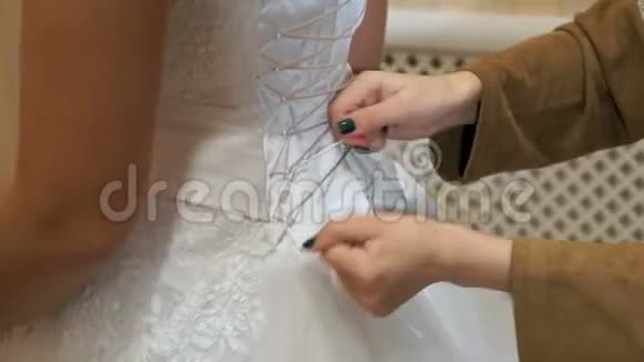 新娘为婚礼打扮一下视频的预览图