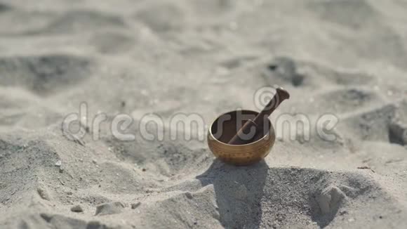 在沙滩上打坐的青铜藏语唱碗视频的预览图