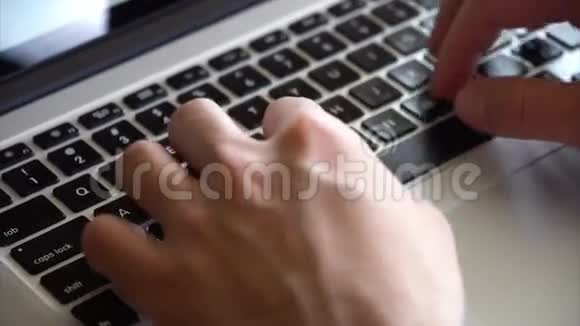 商人手在办公室的笔记本电脑键盘上打字视频的预览图