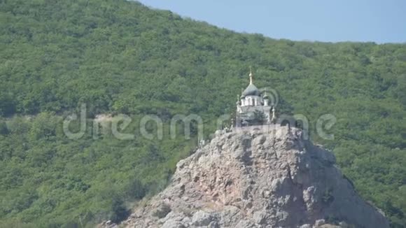 观看美丽的福洛斯东正教教堂它矗立在岩石和绿色的克里米亚山脉中视频的预览图