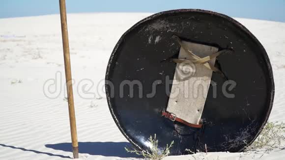 盾牌和矛在沙子里视频的预览图