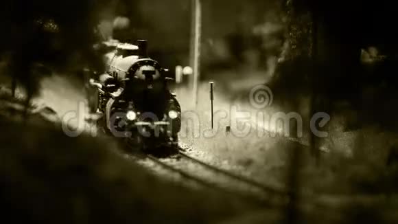 老电影效应火车头沿着轨道运动的老火车模型视频的预览图