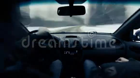 驾驶汽车在冬季道路上的时间间隔视频视频的预览图