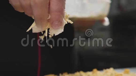 在慢动作披萨上加入奶酪的厨师特写视频的预览图