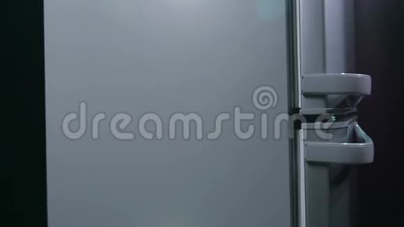 相机移动围绕冰箱与门与白色手柄视频的预览图