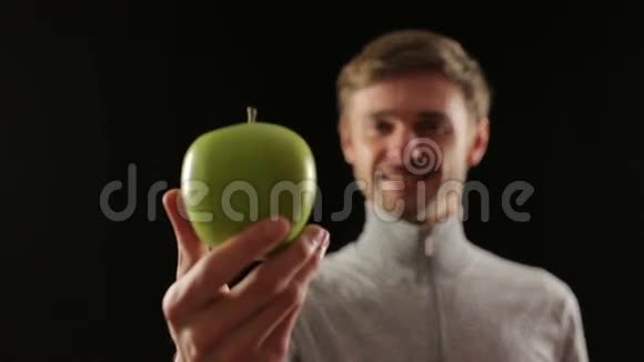 男人手中的绿苹果特写健康的生活方式肖像视频的预览图
