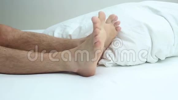 在床上特写毛茸茸的腿和赤脚视频的预览图