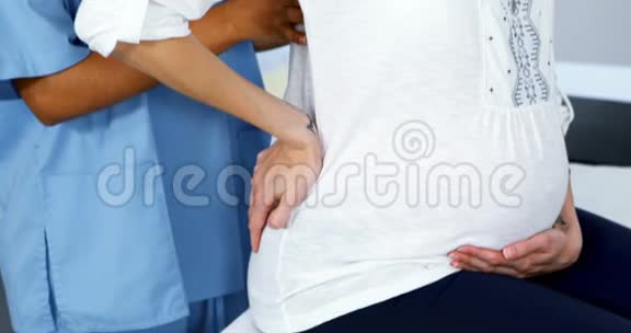 医生在病房检查孕妇视频的预览图