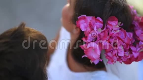 漂亮的新婚夫妇希腊感情的温柔从上面看视频的预览图