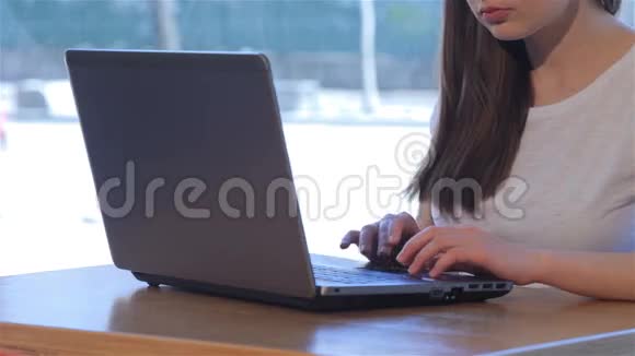 关闭女孩在笔记本电脑上打字视频的预览图