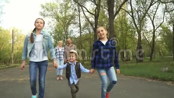 有孩子的家庭在公园散步视频的预览图