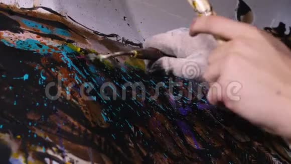 艺术家设计师在墙上画一只鹰工匠装饰师用丙烯酸油彩画一幅画慢动作视频的预览图