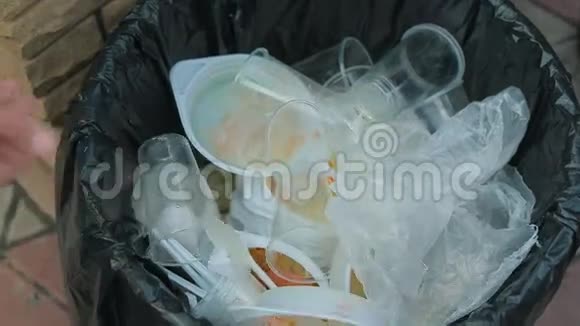垃圾桶里有塑料餐具视频的预览图