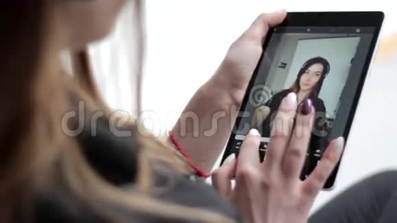 漂亮的年轻女人用滤镜效果编辑她的照片视频的预览图