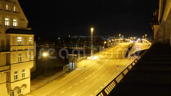 城市街道夜晚的时间安排和桥上的景色视频的预览图