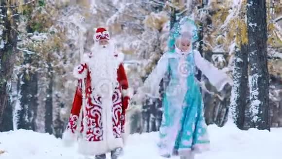 穿着新年服装的男人和女人在冬天的森林里玩视频的预览图