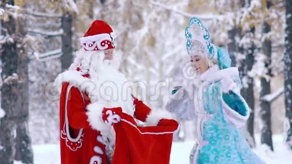 穿着雪少女服装的兴奋女人很高兴看到包里的礼物视频的预览图