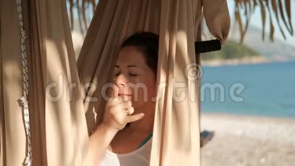 女人在沙滩吊床上瑜伽呼吸交替呼吸视频的预览图