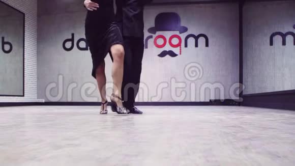 专业舞者跳探戈的腿视频的预览图