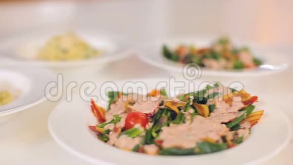 介绍和供应菜肴新鲜的彩色沙拉与新鲜的木耳和西红柿培根和面包意大利面视频的预览图